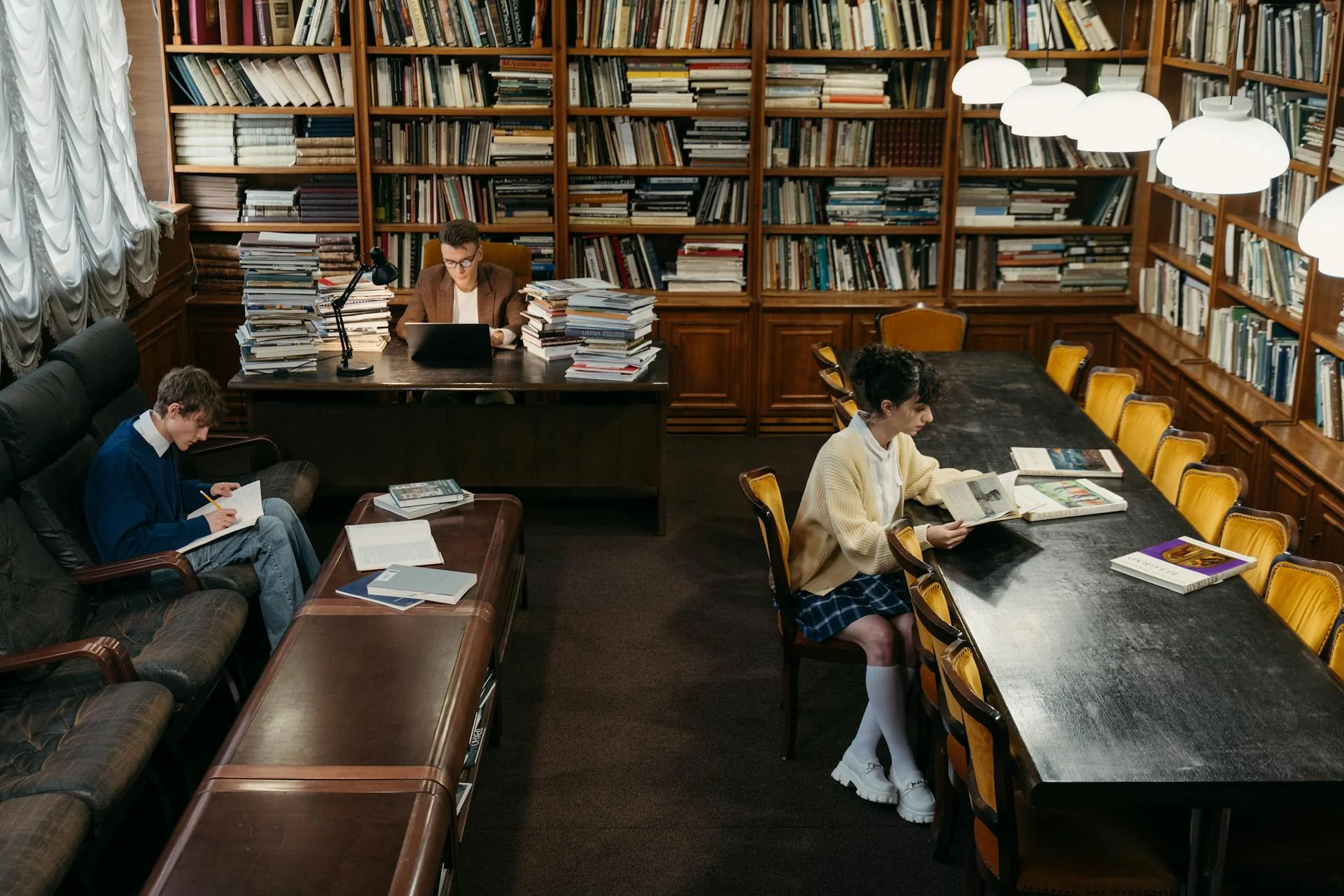 Estantes del archivo en la penumbra